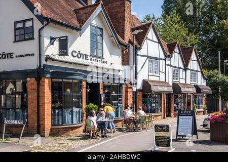 Amersham, England - 22. August 2019: Leute saßen außerhalb der Cote Brasserie und ein Café. Viele Leute sitzen außerhalb an sonnigen Tagen. Stockfoto