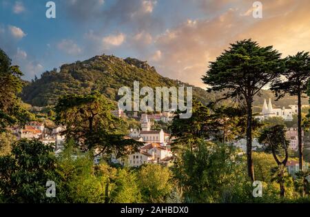 Sonnenuntergang von der portugiesischen Stadt Sintra mit der maurischen Festung auf dem Hügel über der Stadt Stockfoto