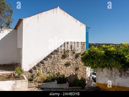 Ungewöhnliche Steintreppe nirgendwo führend in der mittelalterlichen Festungsstadt Obidos in Portugal Stockfoto