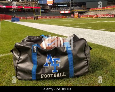 Phoenix, AZ, USA. 27 Dez, 2019. Die Washington State Cougars gegen Luftwaffe am Cheez-It Schüssel Vorschau, Chase Field, in Phoenix, AZ. (Absolut komplette Fotograf & Company Credit: Jose Marin/MarinMedia.org/Cal Sport Media) (HOLLYWOOD DAS LEBEN HERAUS, SHUTTERSTOCK AUS). Credit: Csm/Alamy leben Nachrichten Stockfoto