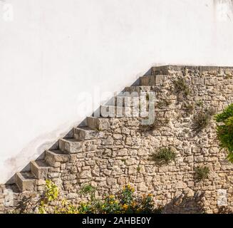 Ungewöhnliche Steintreppe nirgendwo führend in der mittelalterlichen Festungsstadt Obidos in Portugal Stockfoto