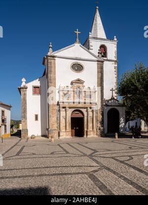 Haupteingang in die Igreja de Santa Maria in der mittelalterlichen Festungsstadt Obidos in Portugal Stockfoto