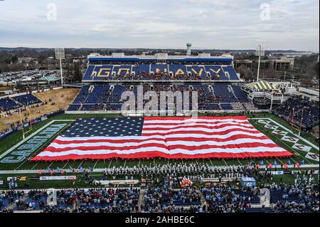 Annapolis, MD, USA. 27 Dez, 2019. Freiwillige halten eine amerikanische Flagge vor dem matchup zwischen UNC Tar Heels und den Tempel Eulen am militärischen Schüssel am Navy-Marine Corps Memorial Stadium in Annapolis, MD. Credit: Csm/Alamy leben Nachrichten Stockfoto