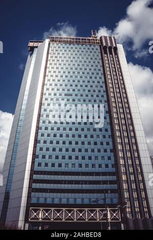 Gläserner Wolkenkratzer in Richtung Zentrum, Business Center in Neapel, Italien Stockfoto