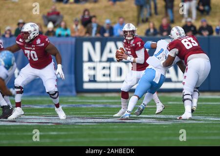 Annapolis, MD, USA. 27 Dez, 2019. Quarterback Anthony Russo (15) des Tempels Eulen zurück, während das matchup zwischen UNC Tar Heels und den Tempel Eulen am militärischen Schüssel am Navy-Marine Corps Memorial Stadium in Annapolis, MD. Credit: Csm/Alamy leben Nachrichten Stockfoto