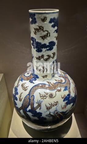 Chinesisches Porzellan: Blau-weißes Glas mit Unterglasur rote Flamme, Wolke und Drachen Designs - Daoguang Reign of Qing (1821-1850 n. Chr.). Wuhan Museum, China Stockfoto