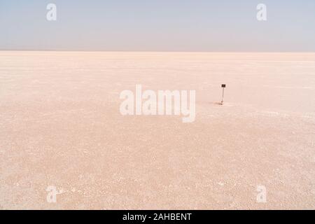 Das flache und trocken belichtete Seebett des Salzseerees Chott el Djerid nahe der Stadt Tozeur in der Sahara-Wüste im Süden Tunesiens, Nordafrika. Stockfoto