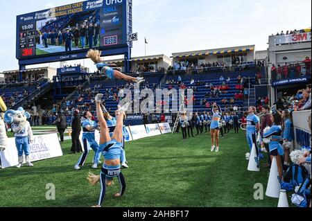 Annapolis, MD, USA. 27 Dez, 2019. UNC-Cheerleadern durchführen, während das matchup zwischen UNC Tar Heels und den Tempel Eulen am militärischen Schüssel am Navy-Marine Corps Memorial Stadium in Annapolis, MD. Credit: Csm/Alamy leben Nachrichten Stockfoto