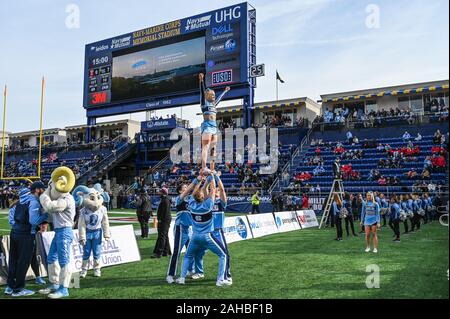 Annapolis, MD, USA. 27 Dez, 2019. UNC-Cheerleadern durchführen, während das matchup zwischen UNC Tar Heels und den Tempel Eulen am militärischen Schüssel am Navy-Marine Corps Memorial Stadium in Annapolis, MD. Credit: Csm/Alamy leben Nachrichten Stockfoto