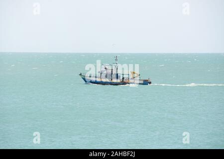 Ein kleines tunesisches kommerzielles Fischerboot fährt von der Stadt Mahdia an der Mittelmeerküste Tunesiens auf See. Stockfoto