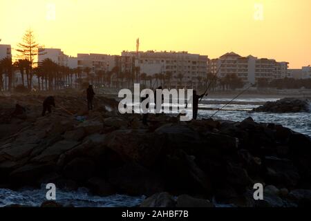 Eine Gruppe von tunesischen Männer Angeln bei Sonnenuntergang in der Stadt Mahdia an der Mediterranen Küste von Tunesien. Stockfoto