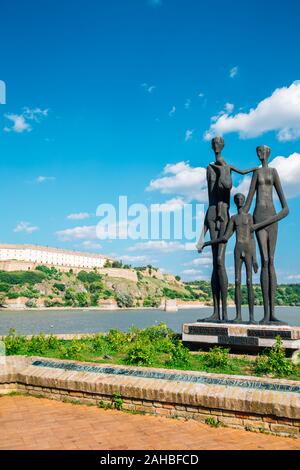 Novi Sad, Serbien - Juli 17, 2019: Denkmal für die Opfer und die Festung Petrovaradin auf der Donau Stockfoto