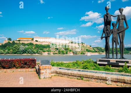 Novi Sad, Serbien - Juli 17, 2019: Denkmal für die Opfer und die Festung Petrovaradin auf der Donau Stockfoto