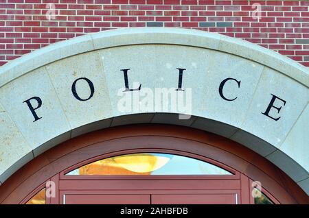 Bartlett, Illinois, USA. Torbogen auf der lokalen Polizeistation. Stockfoto