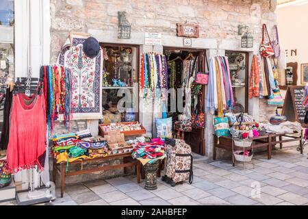 Bodrum, Türkei - 22 September 2019: Souvenirs und Kleidung Shop im touristischen Bereich. Die Stadt ist ein beliebtes Ziel für Touristen. Stockfoto