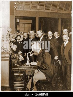 Alexander Graham Bell bei der Eröffnung der Fernstrecke von New York nach Chicago, 1892 Stockfoto