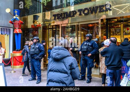 New York, USA, 27. Dezember 2019. Schwer bewaffnete Polizisten halten Wache am Eingang des Trump Tower in New York City. Sicherheit hat Tigh. Stockfoto