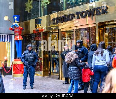 New York, USA, 27. Dezember 2019. Schwer bewaffnete Polizisten halten Wache am Eingang des Trump Tower in New York City. Sicherheit hat Tigh. Stockfoto