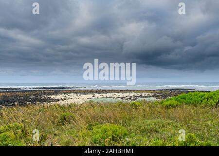 Graue Wolken über Erbsensuppe/South Beach, Port Fairy Stockfoto