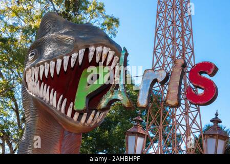 Dinosaurier über Paris in Barberville Straßenrand Hof Kunst Emporium in Pierson, Florida zu verschlingen. (USA) Stockfoto