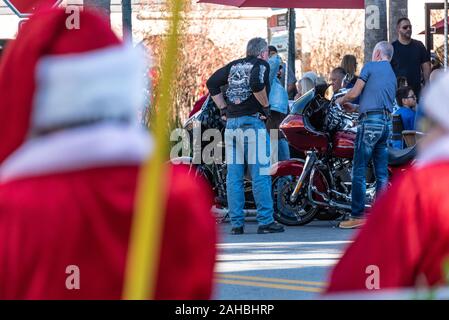 Christmastime in Mount Dora, Florida mit Mr. und Mrs Santa Claus, zusammen mit dem Senior Biker und ihre Harley-Davidson Motorräder. (USA) Stockfoto