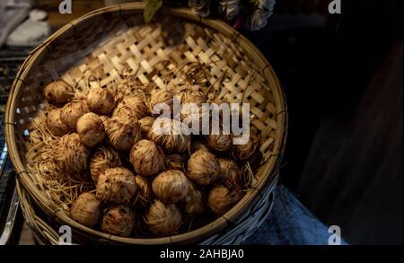 Frittierte gewickelt Schweinefleisch mit Chinesischen Nudeln oder gebratenes Schweinefleisch Ball mit Nudel- oder Moo Sarong auf einem Bambus Warenkorb Hand dienen, authentische Rezepte, Clas Stockfoto