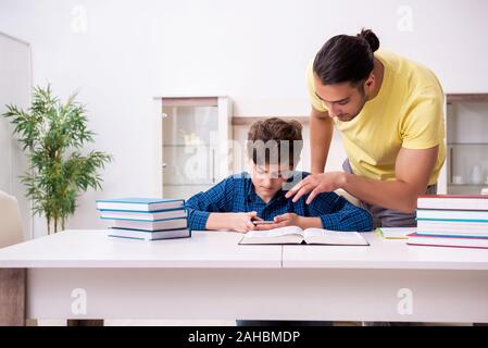 Der Vater, der seinen Sohn für Schule vorzubereiten Stockfoto