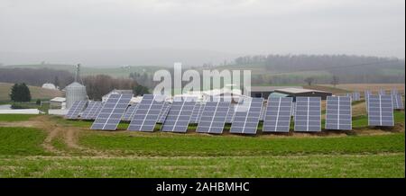 Heidel Hollow Farms hat eine Familie besaß Bauernhof seit 1852 und wird zurzeit eine 1.800 Hektar große Betrieb in Germansville, PA am 20. April 2011. Von Präsident David Fink führte sie hauptsächlich produzieren und kompakt Heu für den Export; Zusätzlich wachsen Sie produzieren auf 300 Morgen für den lokalen Verkauf innerhalb eines 40-Meilen-Radius. Mit der finanziellen Hilfe der US-Ministerium für Landwirtschaft (USDA) ein 896 Panel solar array vor kurzem auf unfarmable Umleitung-gräben installiert wurde. Bei 200 Kilowatt ausgelegt, sie Projekt 240 Megawatt Strom pro Jahr erzeugt werden, die bis zu 70 % der Betriebe elektrischen Anforderungen. Elektr Stockfoto