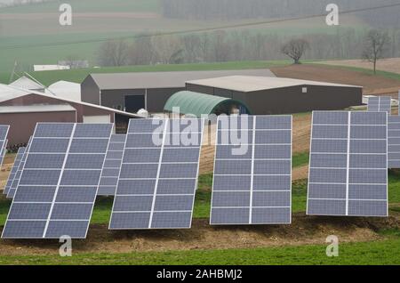 Heidel Hollow Farms hat eine Familie besaß Bauernhof seit 1852 und wird zurzeit eine 1.800 Hektar große Betrieb in Germansville, PA am 20. April 2011. Von Präsident David Fink führte sie hauptsächlich produzieren und kompakt Heu für den Export; Zusätzlich wachsen Sie produzieren auf 300 Morgen für den lokalen Verkauf innerhalb eines 40-Meilen-Radius. Mit der finanziellen Hilfe der US-Ministerium für Landwirtschaft (USDA) ein 896 Panel solar array vor kurzem auf unfarmable Umleitung-gräben installiert wurde. Bei 200 Kilowatt ausgelegt, sie Projekt 240 Megawatt Strom pro Jahr erzeugt werden, die bis zu 70 % der Betriebe elektrischen Anforderungen. Zusätzlich Stockfoto