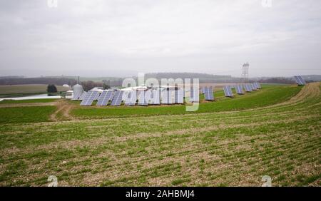 Heidel Hollow Farms hat eine Familie besaß Bauernhof seit 1852 und ist derzeit eine 18.000 Hektar große Betrieb in Germansville, PA am 20. April 2011. Von Präsident David Fink führte sie hauptsächlich produzieren und kompakt Heu für den Export; Zusätzlich wachsen Sie produzieren auf 300 Morgen für den lokalen Verkauf innerhalb eines 40-Meilen-Radius. Mit der finanziellen Hilfe der US-Ministerium für Landwirtschaft (USDA) ein 896 Panel solar array vor kurzem auf unfarmable Umleitung-gräben installiert wurde. Bei 200 Kilowatt ausgelegt, sie Projekt 240 Megawatt Strom pro Jahr erzeugt werden, die bis zu 70 % der Betriebe elektrischen Anforderungen. Wählen Stockfoto