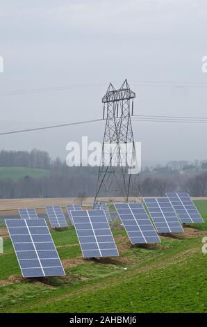 Heidel Hollow Farms hat eine Familie besaß Bauernhof seit 1852 und wird zurzeit eine 1.800 Hektar große Betrieb in Germansville, PA am 20. April 2011. Von Präsident David Fink führte sie hauptsächlich produzieren und kompakt Heu für den Export; Zusätzlich wachsen Sie produzieren auf 300 Morgen für den lokalen Verkauf innerhalb eines 40-Meilen-Radius. Mit der finanziellen Hilfe der US-Ministerium für Landwirtschaft (USDA) ein 896 Panel solar array vor kurzem auf unfarmable Umleitung-gräben installiert wurde. Bei 200 Kilowatt ausgelegt, sie Projekt 240 Megawatt Strom pro Jahr erzeugt werden, die bis zu 70 % der Betriebe elektrischen Anforderungen. Elektr Stockfoto