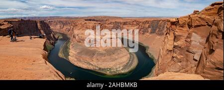 Mann, über den Rand mit Panoramablick von Horseshoe Bend in Colorado River, Page, Arizona, USA Stockfoto