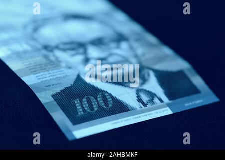 Hundert Schekel Banknote auf einem dunklen Hintergrund. Geld Hintergrund blau getönt Stockfoto