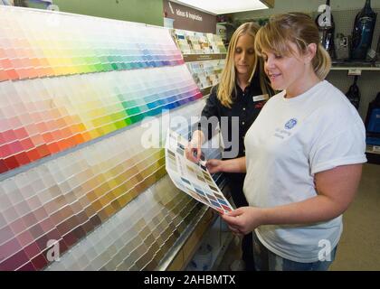 Megan Mentzer (links) unterstützt Jaylene Hicks mit einer Farbe Farbe Auswahl für ihr Haus in Newtons Tru-Value Hardware Store in Cherryvale, Kansas. Mentzer war in der Lage, eine ländliche Wirtschaft Wirtschaftliche Bewilligung von der US Ministerium für Landwirtschaft, ländliche Entwicklung, den ländlichen Raum zu erwerben mit der zur Verfügung stehenden Mittel durch amerikanische Wiederaufnahme und Reinvestment Act von 2009 (ARRA). Stockfoto