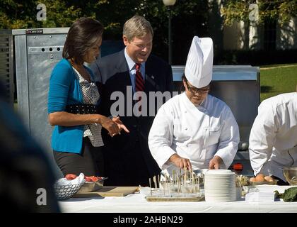 Weiße Haus Küchenchef Chris Comerford bereitet Frühstück in ein gesundes Kochen Demonstartion für First Lady Michelle Obama und Landwirtschaftsminister Tom Vilsack am HealthierUS Schule Herausforderung Mittwoch, den 21. Oktober. Kongress derzeit die Kindheit Ernährung Reauthorization Rechtsvorschriften, die von den Nationalen Schule Mittagessen und Frühstück Programme auswirkt. Sekretär Vilsack zitierte die Bedeutung der Vorschläge Barrieren, die Kinder von der Teilnahme an der Schule Ernährung Programme halten zu beseitigen, die Verbesserung der Qualität der schulischen Mahlzeiten und die Gesundheit der schulischen Umgebung, und pro verbessern Stockfoto
