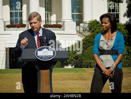 First Lady Michelle Obama und Landwirtschaftsminister Tom Vilsack angekündigt Mittwoch, 21. Oktober die Obama-Regierung erweitert die HealthierUS Schule Herausforderung. Kongress derzeit die Kindheit Ernährung Reauthorization Rechtsvorschriften, die von den Nationalen Schule Mittagessen und Frühstück Programme auswirkt. Vilsack zitierte die Bedeutung der Vorschläge Barrieren, die Kinder von der Teilnahme an der Schule Ernährung Programme halten zu beseitigen, die Verbesserung der Qualität der schulischen Mahlzeiten und die Gesundheit der Schule Umwelt und verbessern die Performance. Stockfoto