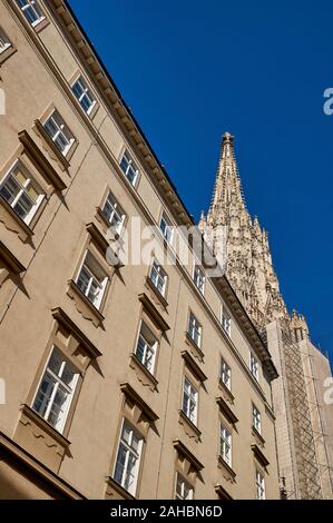 Low Angle Blick auf den Glockenturm der Stephansdom in Wien, Österreich Stockfoto