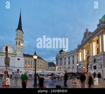 Hofburg und St. Michael Kirche in Michaeler Platz. Wien Österreich Stockfoto