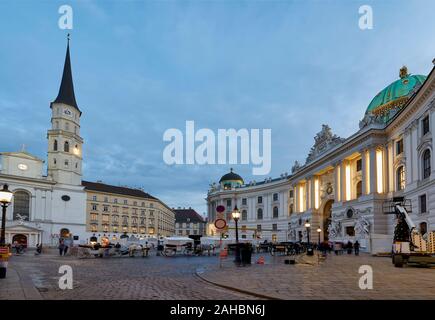 Michaeler Platz, St. Michael Kirche und Hofburg. Wien, Österreich Stockfoto