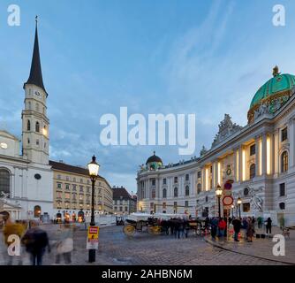 Hofburg und St. Michael Kirche in Michaeler Platz. Wien Österreich Stockfoto