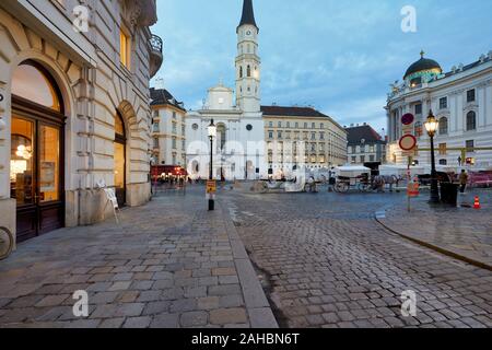 Hofburg und St. Michael Kirche in Michaeler Platz. Wien Österreich Stockfoto