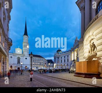 Michaeler Platz, St. Michael Kirche und Hofburg. Wien, Österreich Stockfoto