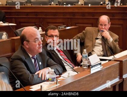 Von links: Vertreter James McGovern, Massachusetts, Robert Schilling, Illinois und Reid Ribble, Wisconsin frage Landwirtschaftsminister Tom Vilsack während einer Landwirtschaftsministerium der Vereinigten Staaten Haushalt Anhörung über den "Zustand der Ag Wirtschaft" an einem Haus der Landwirtschaft Ausschuss Anhörung im Longworth House Bürogebäude in Washington, D.C., Donnerstag, den 17. Februar. Rep. McGovern's wurden spezifische Fragestellungen auf Hunger und Ernährung. Stockfoto