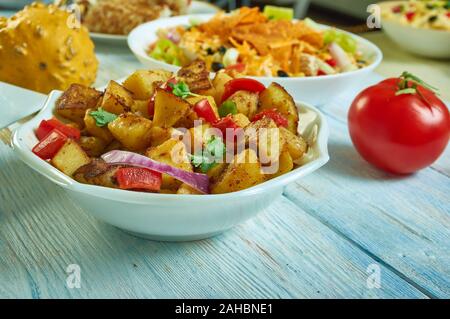 Südwesten geröstete Kartoffeln Aromen wie rote Zwiebeln, Paprika, Gewürze, Südwesten, Küche, Traditionelle verschiedene amerikanische Gerichte, Ansicht von oben. Stockfoto