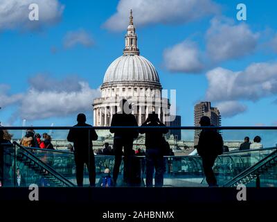 LONDON, Großbritannien - 21. SEPTEMBER 2018: Touristen auf der Millennium Footbridge werden als Silhouetten vor der St Paul's Cathedral gesehen Stockfoto