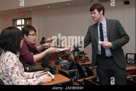 Event Coordinator Tim Lapanne (rechts) übergeben, drahtlose polling Handsets Wenting Ju (Mitte), Yu Hu (links) und andere, vor dem US-Landwirtschaftsministerium (USDA) Deputy Secretary Kathleen Merrigan "Kennen Sie ihre Bauern kennen sie ihre Nahrung" Initiative für Studenten und Lehrkörper an der Tierwissenschaften/Landtechnik Gebäude an der Universität von Maryland in College Park, Md, am Donnerstag, den 7. April 2011 vorgelegt. Stellvertreter von Außenminister Merrigan interaktive Präsentation verwendet drahtlose Polling im Vortragsraum der Landwirtschaft zu präsentieren und ranching Industrie Fragen an das Publikum, die uns Stockfoto