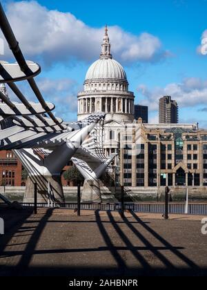 LONDON, Großbritannien - 21. SEPTEMBER 2018: Blick auf St Pauls und die Millennium Footbridge über der Themse Stockfoto