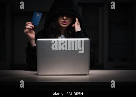 Die weiblichen Hacker hacking Security Firewall spät im Büro Stockfoto