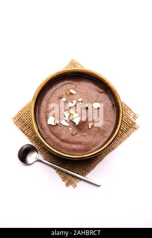 Süßer Ragi Malt / gesunder Ragi-Brei in einer Schüssel garniert mit zerkleinerten trockenen Früchten Stockfoto
