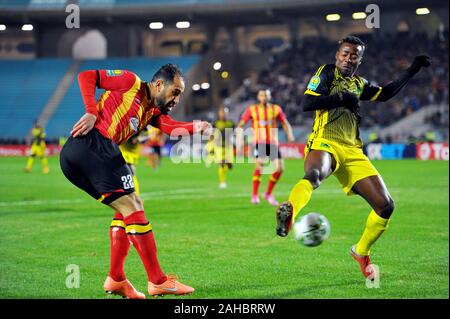 Rades, Tunis. 27 Dez, 2019. Sameh Derbali von EST (22) und Luzolo Sita während der Partie EST (Tunesien) vs ALS V Club (DR Kongo) CAF insgesamt Liga der afrikanischen Champions bei Rades Stadion. Credit: Chokri Mahjoub/ZUMA Draht/Alamy leben Nachrichten Stockfoto